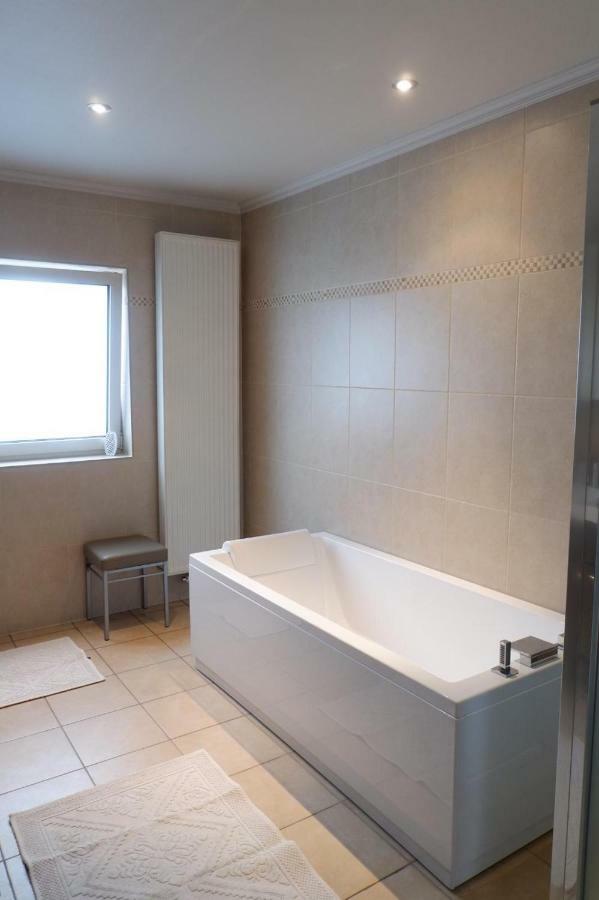 Villa T Heirbaanhuys à Looz Extérieur photo